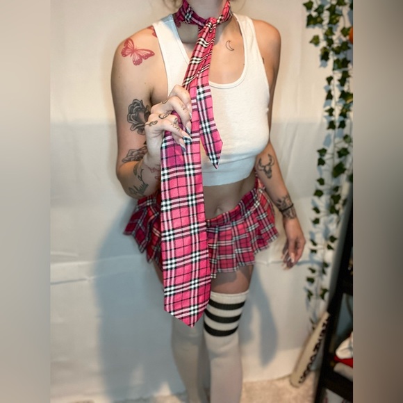 The iconic Cheer Leader uniform! This is a outfit of many us uses in my opinion! - Picture 2 of 3